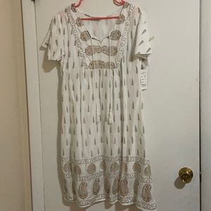 Dress short beige and white regular sleeves nwt